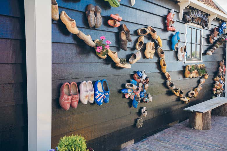 Casa tradizionale decorata con le scarpe in legno
