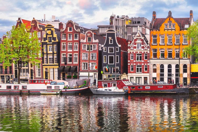 Casas barco junto a los canales de Ámsterdam