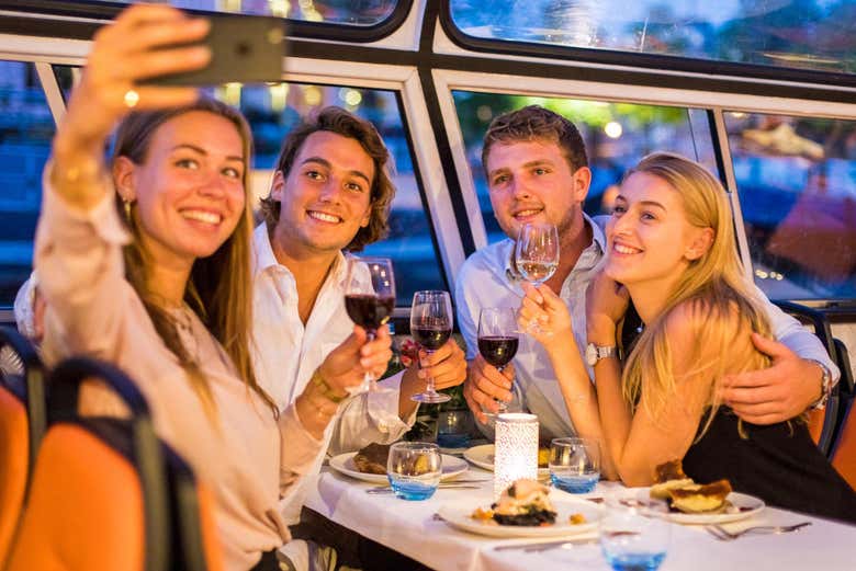 Un selfie durante la cena a bordo