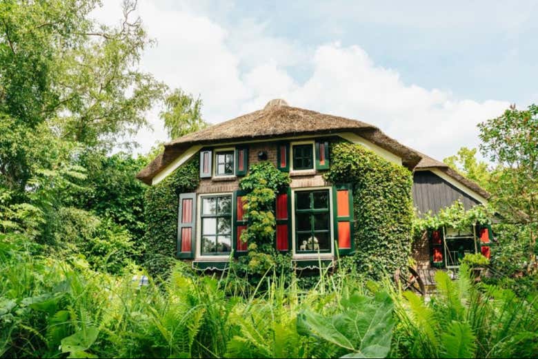 Take in the cute houses in Giethoorn