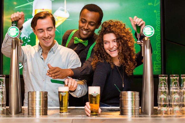 Degustando refrescantes cervejas Heineken