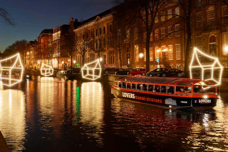 Disfrutando del crucero nocturno por Ámsterdam