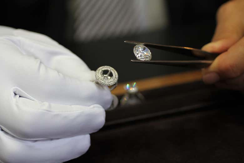 Fixation d'un diamant sur une bague
