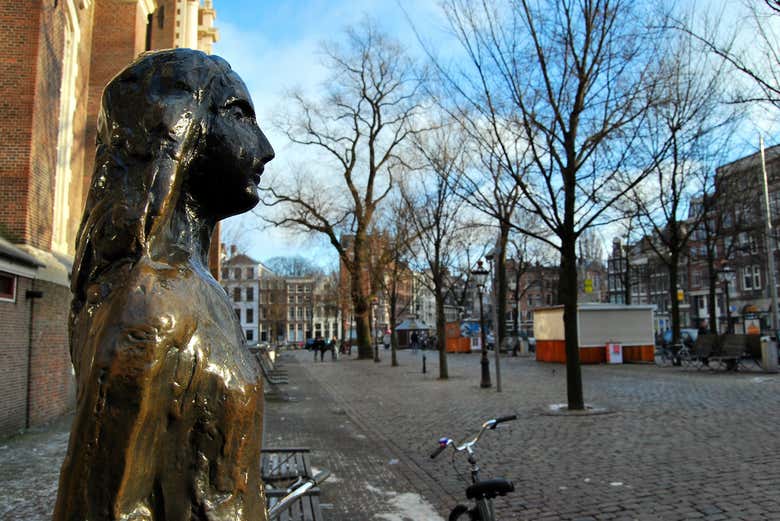 Detalle de la escultura de Ana Frank