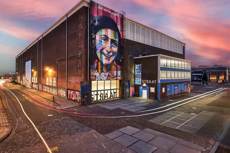 Fachada del museo con el mural de Ana Frank