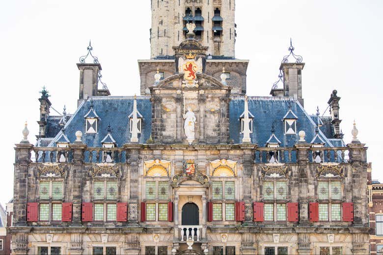 La hermosa fachada del Ayuntamiento de Delft