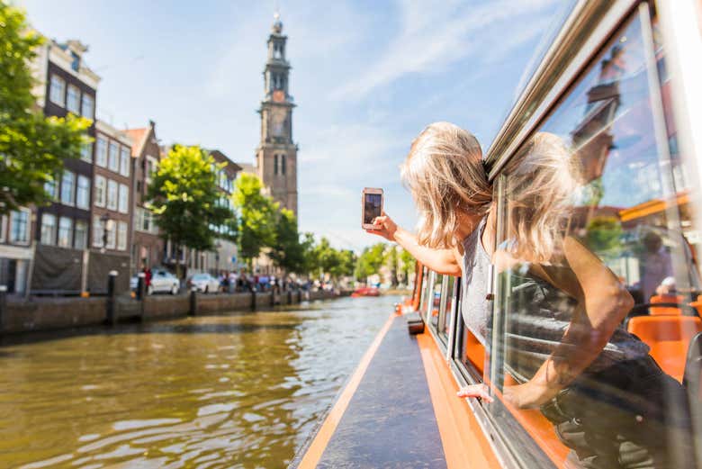 Sacando una foto de la Westerkerk desde el barco