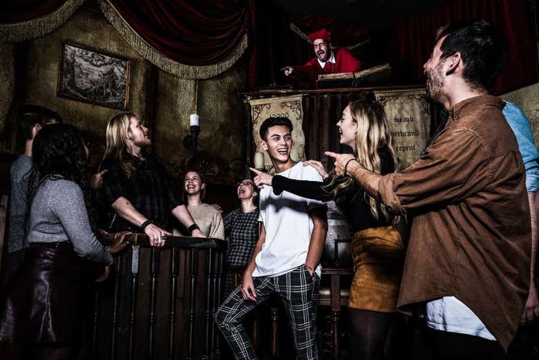 Grupo de turistas percorrendo The Amsterdam Dungeon
