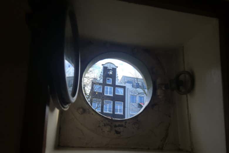 La vista a los edificios en los canales de Ámsterdam 