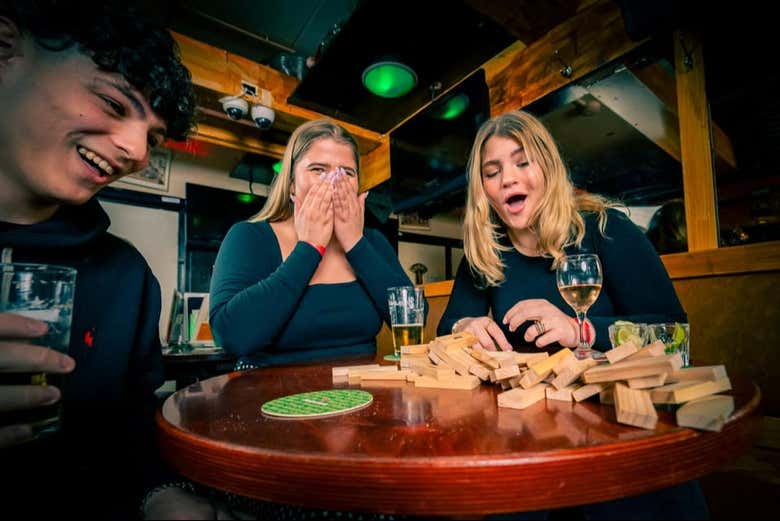 Jouez au Jenga dans un bar d'Amsterdam