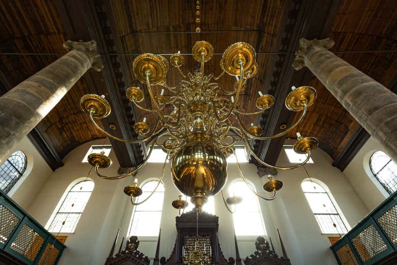 Candelabro en el interior de la Sinagoga Portuguesa