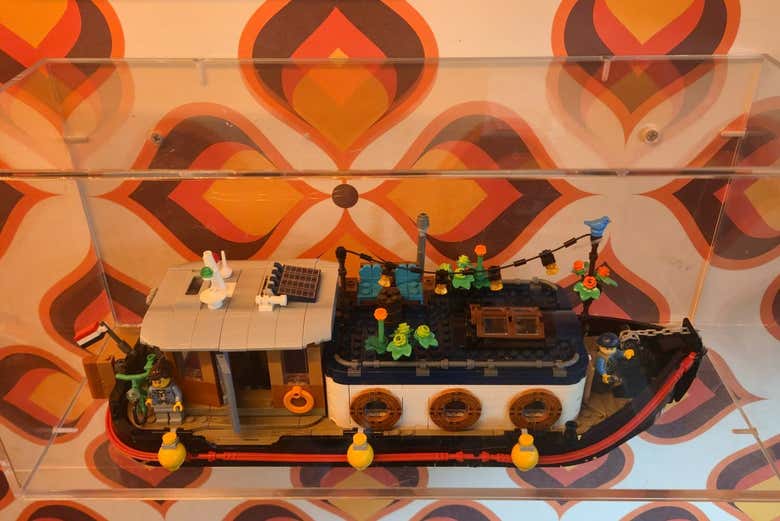 Una casa flotante en Lego dentro del museo