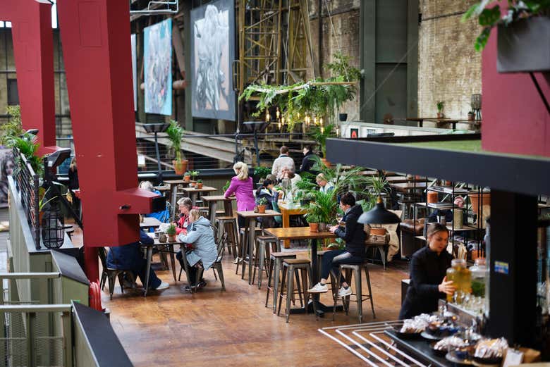 Zona de cafetería dentro del STRAAT Museum