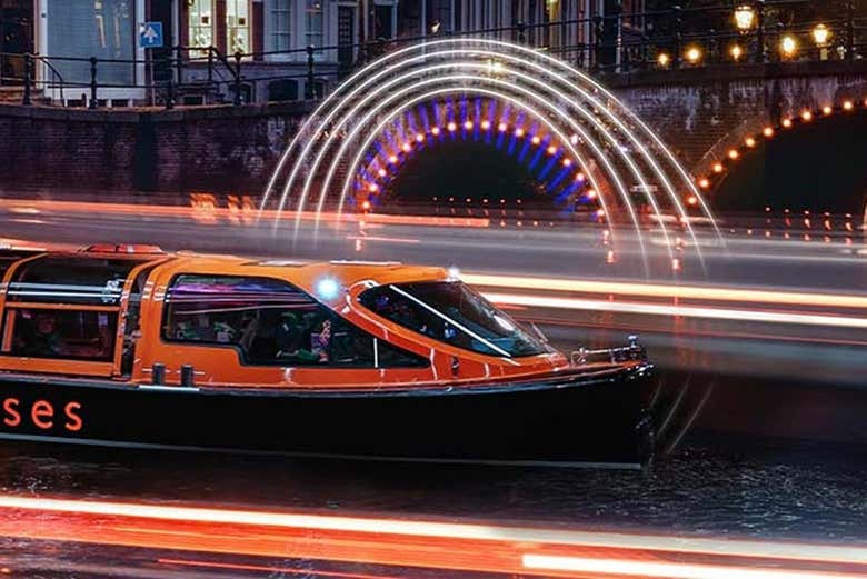Durante la navegación por los puentes iluminados