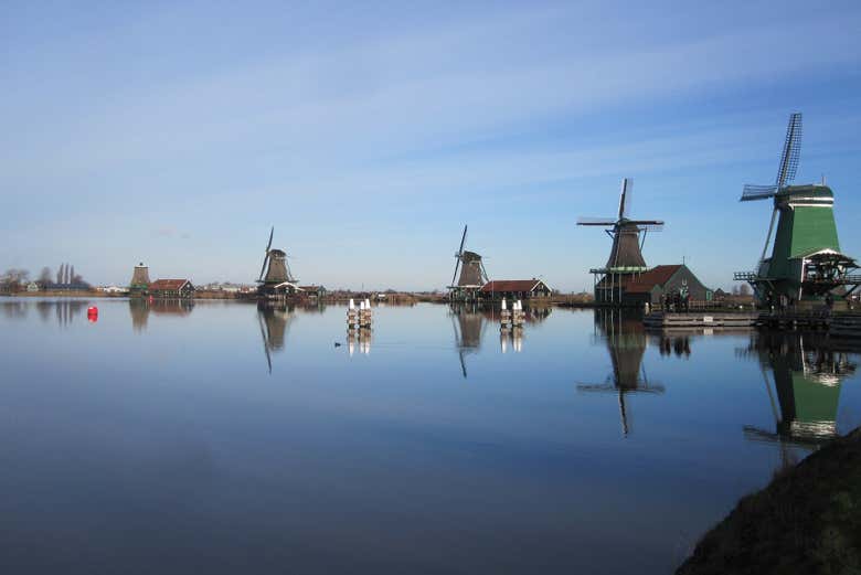 Admirando los los molinos de Zaanse Schans desde el barco