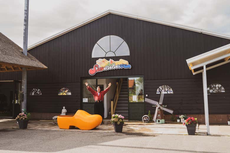 En la entrada del taller de zuecos