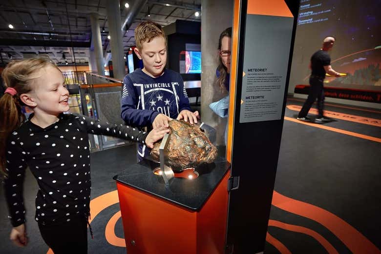 Crianças descobrindo o museu