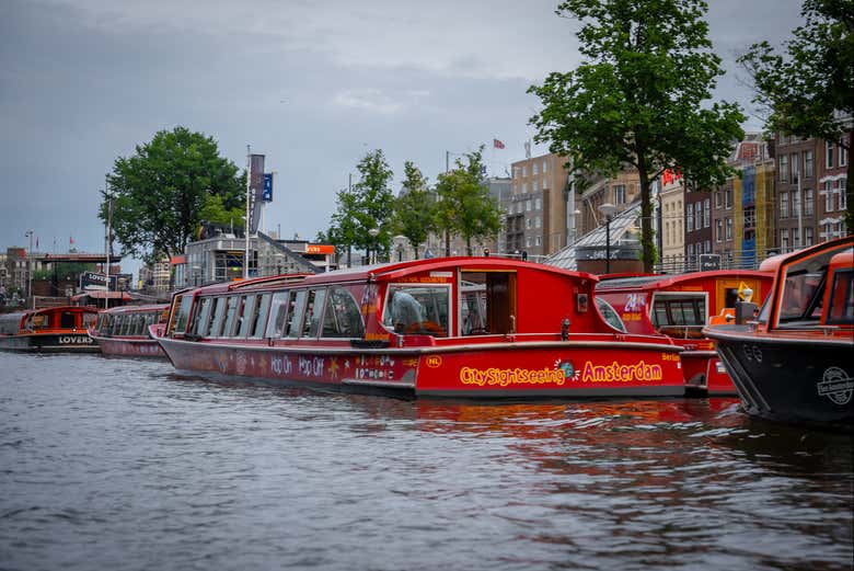 El barco listo para el paseo por los canales de Ámsterdam