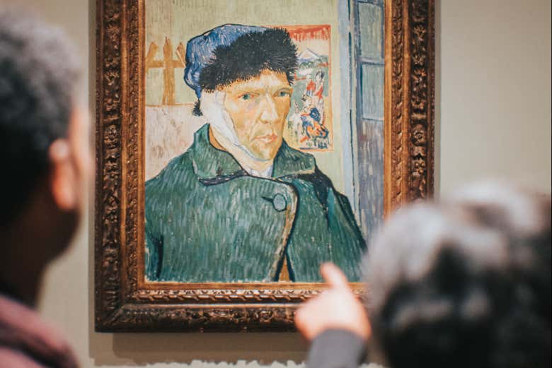 Ammirando le opere del museo Van Gogh