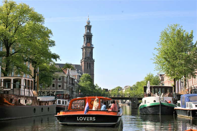 Contemplando el paisaje urbano desde los canales de Ámsterdam