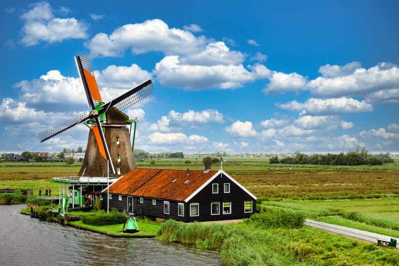 Zaanse Schans destaca por sus molinos tradicionales
