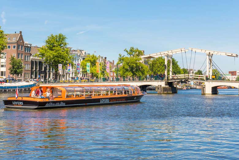Panorámica del barco en los canales de Ámsterdam