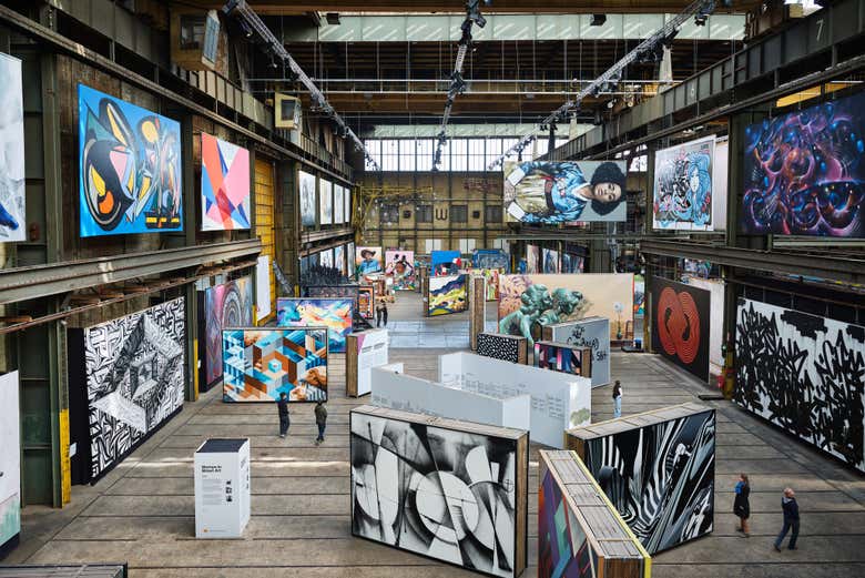 Arte callejero a gran escala en el interior del museo