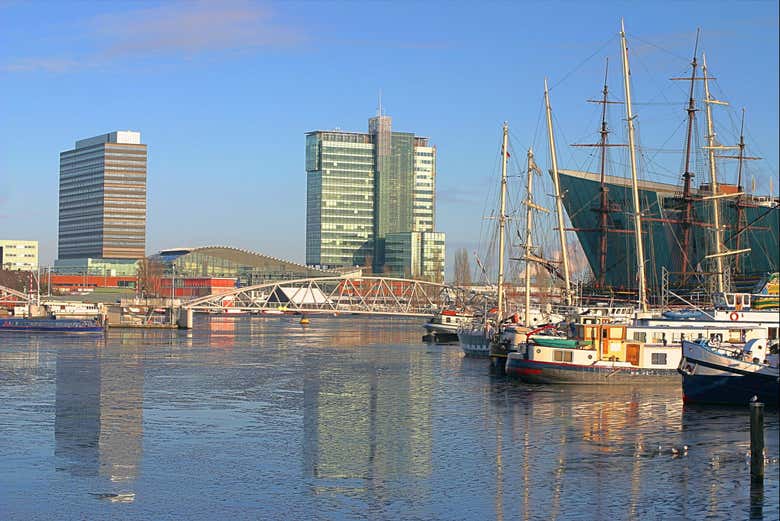 Contemplando o porto de Amsterdam