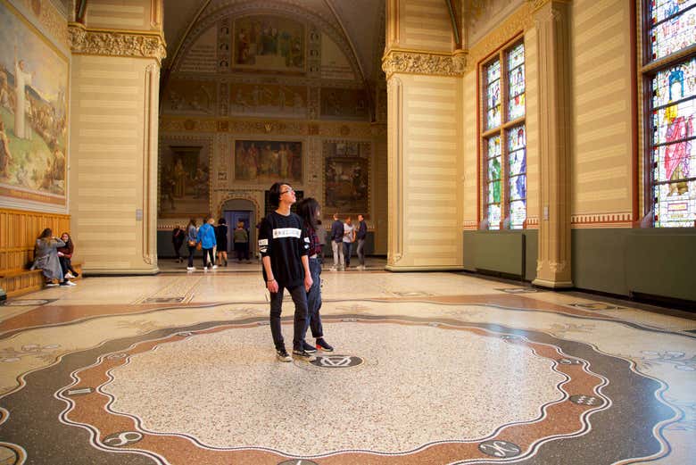 Casal em um dos vestíbulos do Rijksmuseum