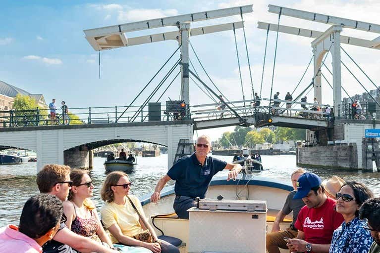 Passez sous le pont de Magere Brug