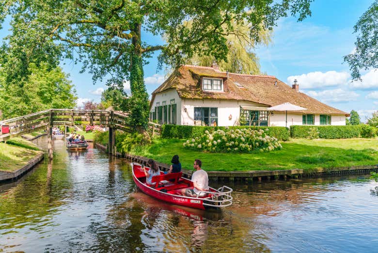 Navegando por los canales rodeados de casas típicas de Giethoorn