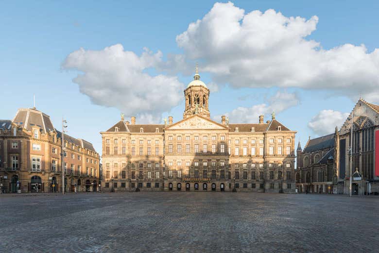 Admirando el Palacio Real de Ámsterdam