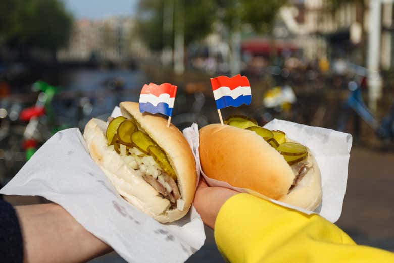 Sandwichs traditionnels hollandais avec du hareng