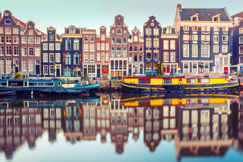 Barche ed edifici su un canale di Amsterdam