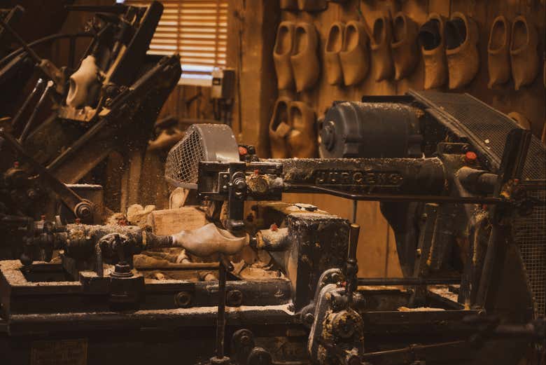 Conoceremos la elaboración de estos zapatos de madera