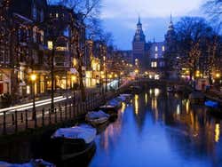 Amsterdam à la tombée de la nuit