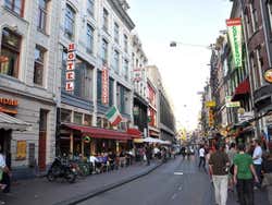 Calle de restaurantes en Ámsterdam