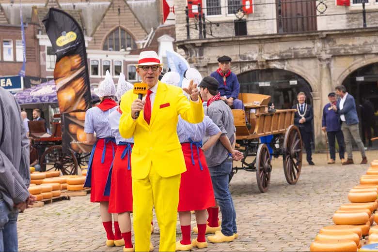 Immserse yourself in the market's vibrant atmosphere