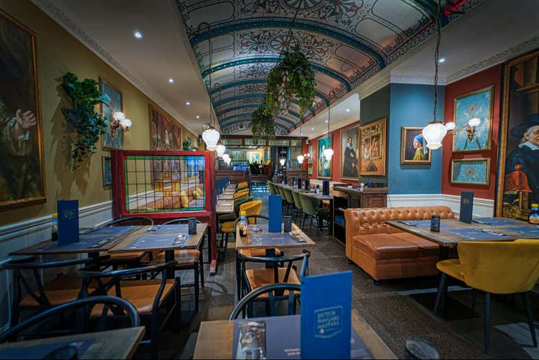 La decoración del restaurante está inspirada en el Rijksmuseum