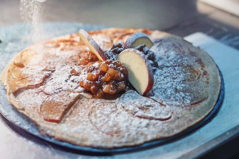 Pancake holandés de manzana cubierto de azúcar glas