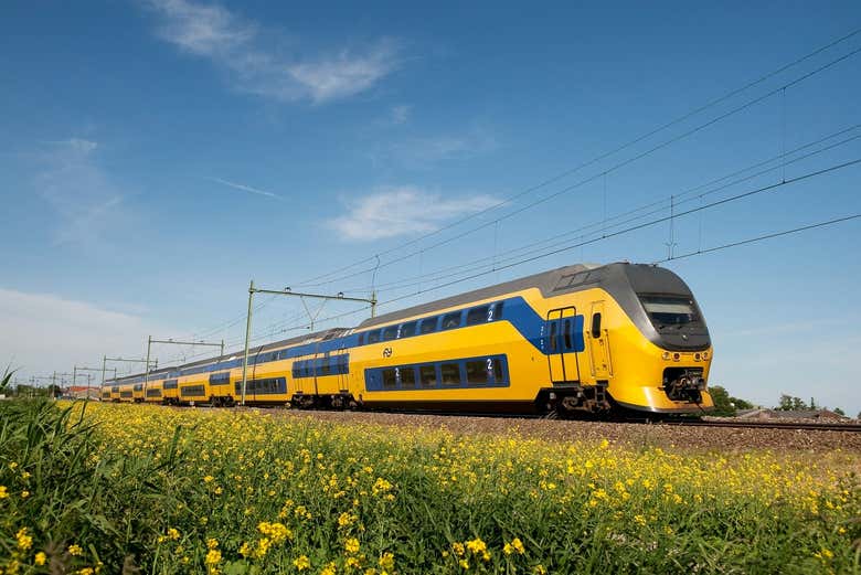 Tren entre el aeropuerto de Schiphol y Ámsterdam