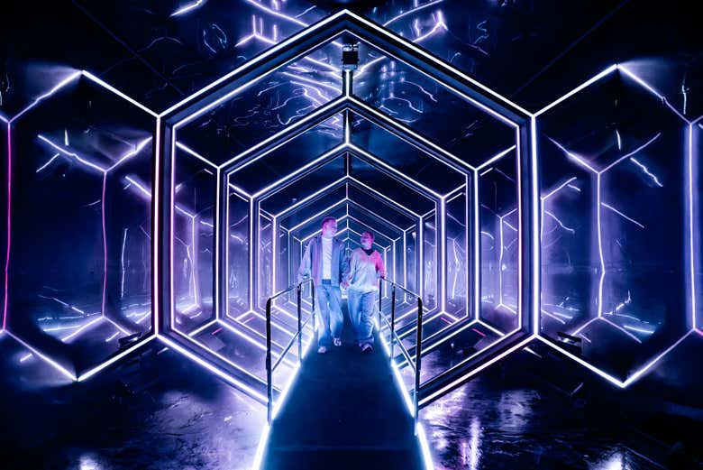Túnel futurista en AMAZE Ámsterdam
