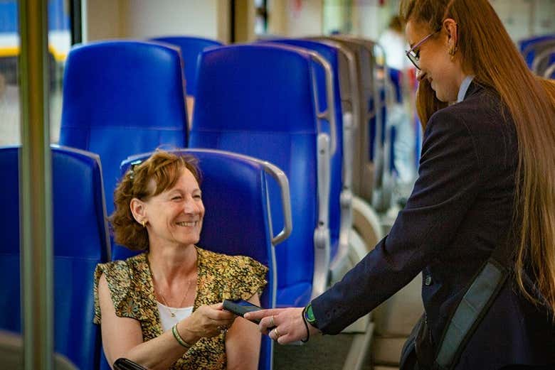 Validando el billete de tren