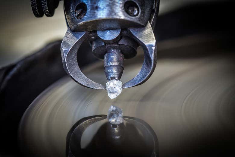 See live how a rough diamond is being polished to a beautiful ge