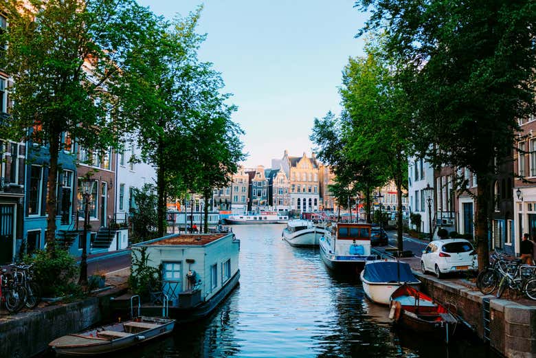 L'un des emblématiques canaux d'Amsterdam