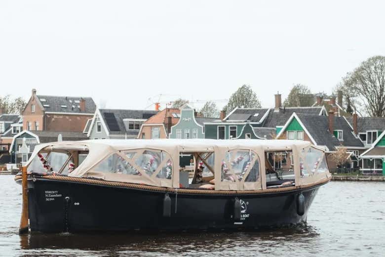 Navegando por la laguna de los molinos de Zaanse Schans