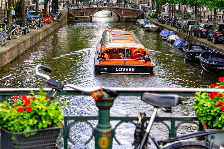 Bateau touristique à Amsterdam