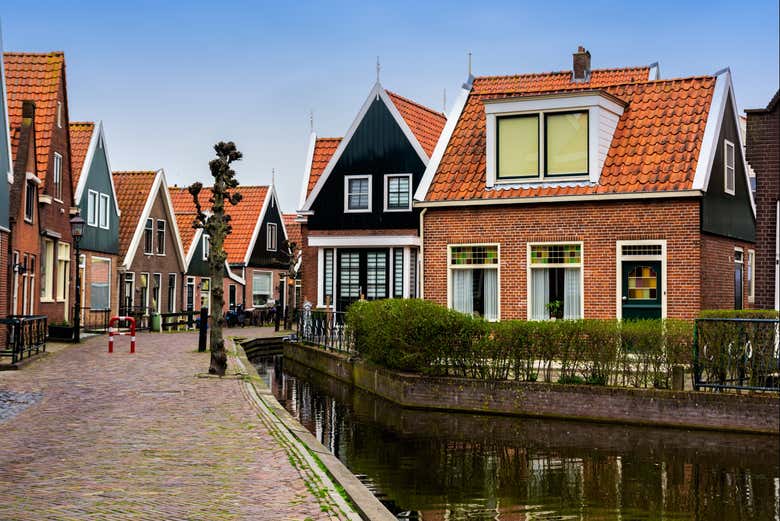 Strolling through Volendam