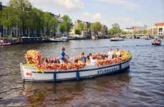 Passeio de barca de flores pelos canais