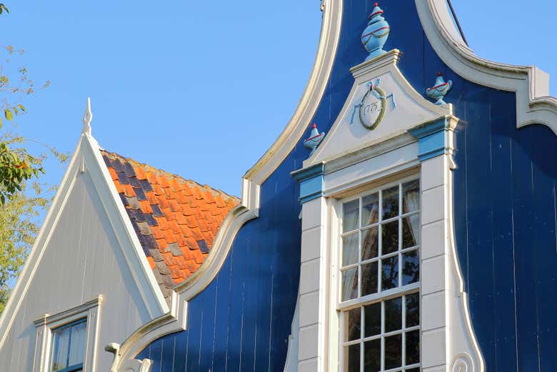 Fachadas coloridas en Broek in Waterland